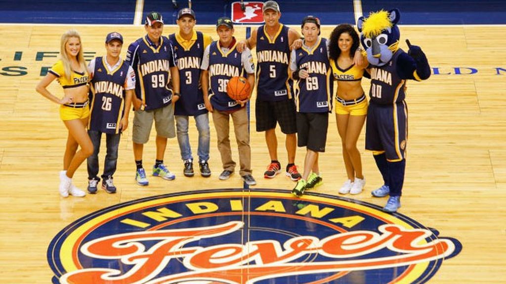 Las estrellas de MotoGP™ se citan con los Indiana Pacers