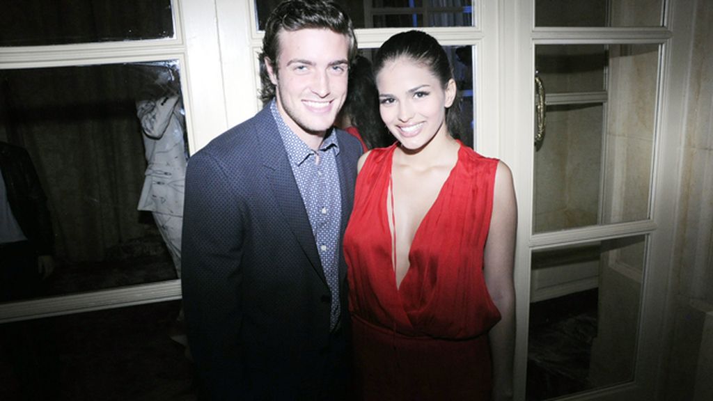 Raúl Mérida, que recogió su premio al mejor actor de TV con traje de Armand Basi, posando con su novia Sara Sálamo, muy guapa con vestido de Vanesa Lorenzo