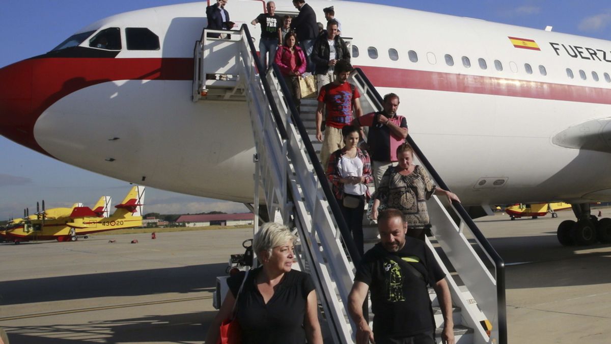 Los primeros españoles evacuados de Nepal llegan a Madrid