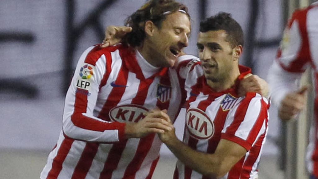 Forlán y Simao, autores de los tantos