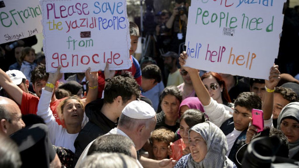 Refugiados dan la bienvenida al Papa en Lesbos