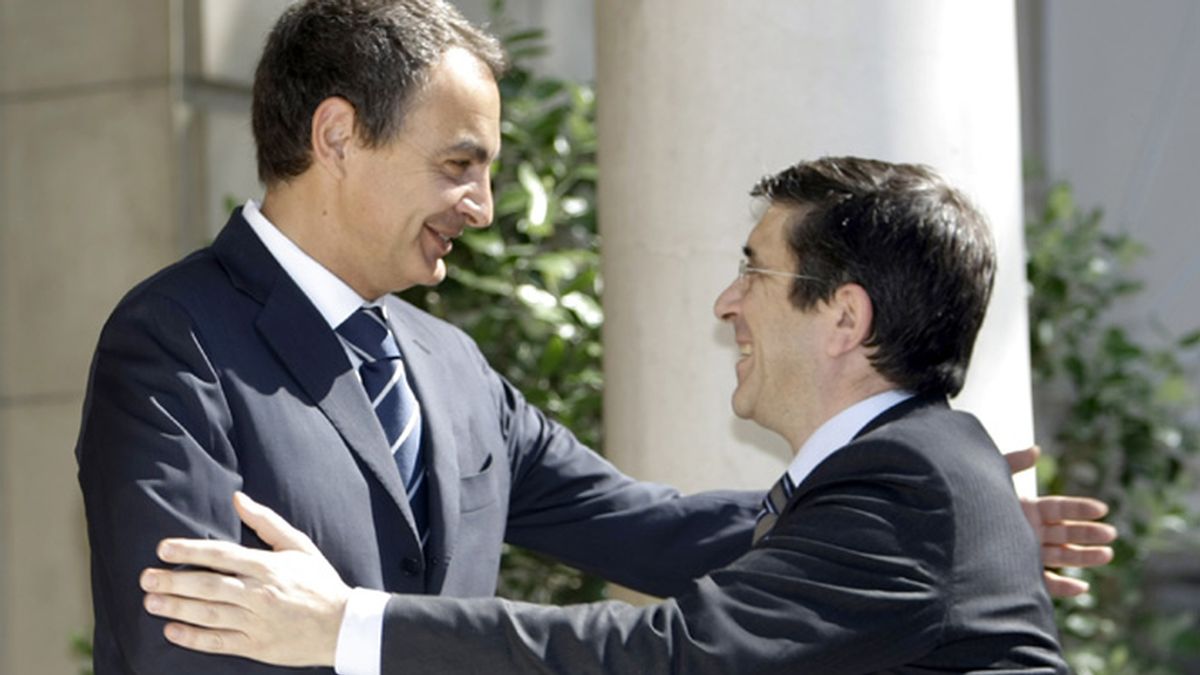 Zapatero y López se saludan con una sonrisa