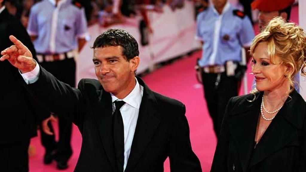 Banderas, sobre la alfombra fucsia