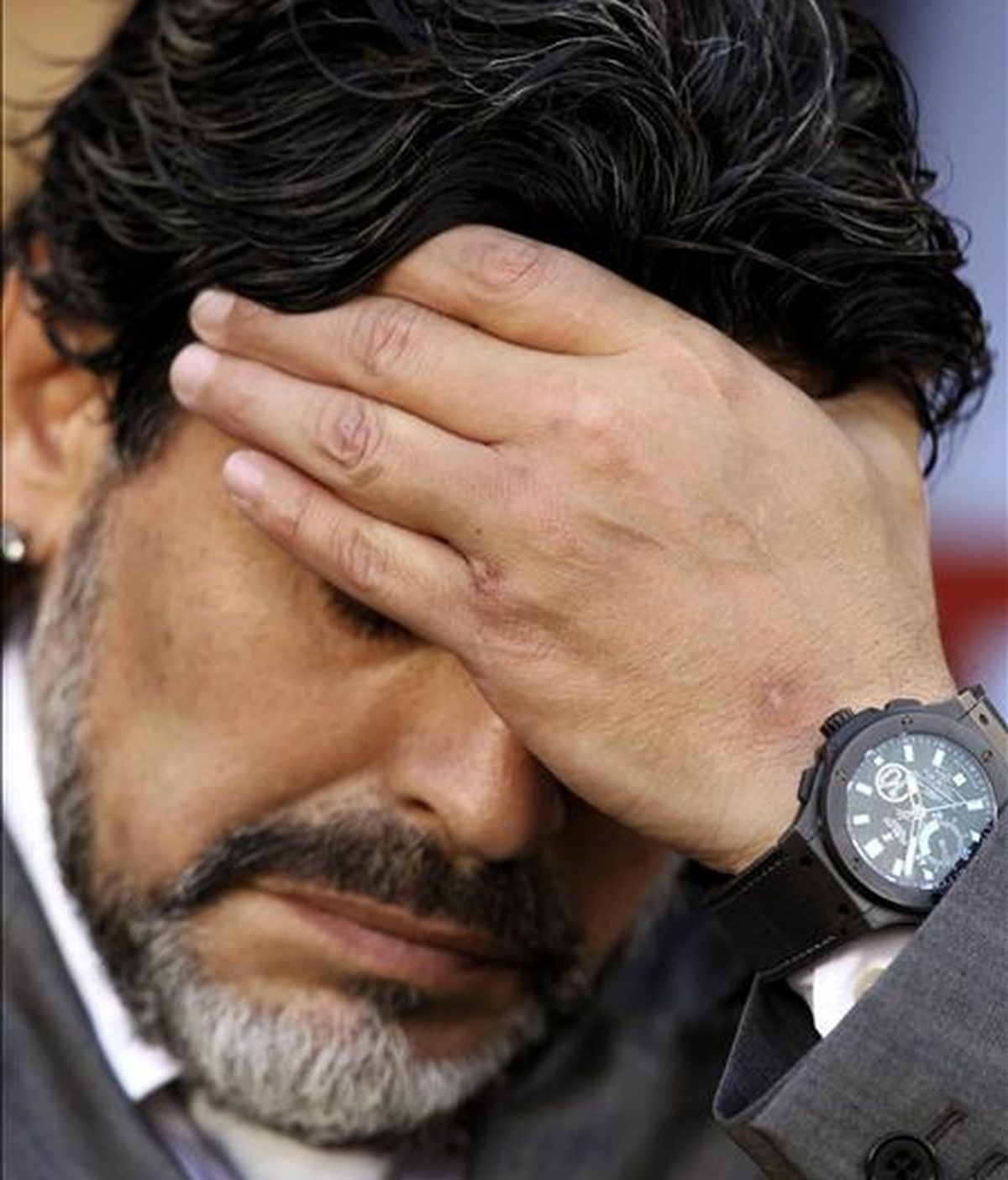 Diego Armando Maradona se quedó con esta cara después de la eliminación de Argentina. EFE