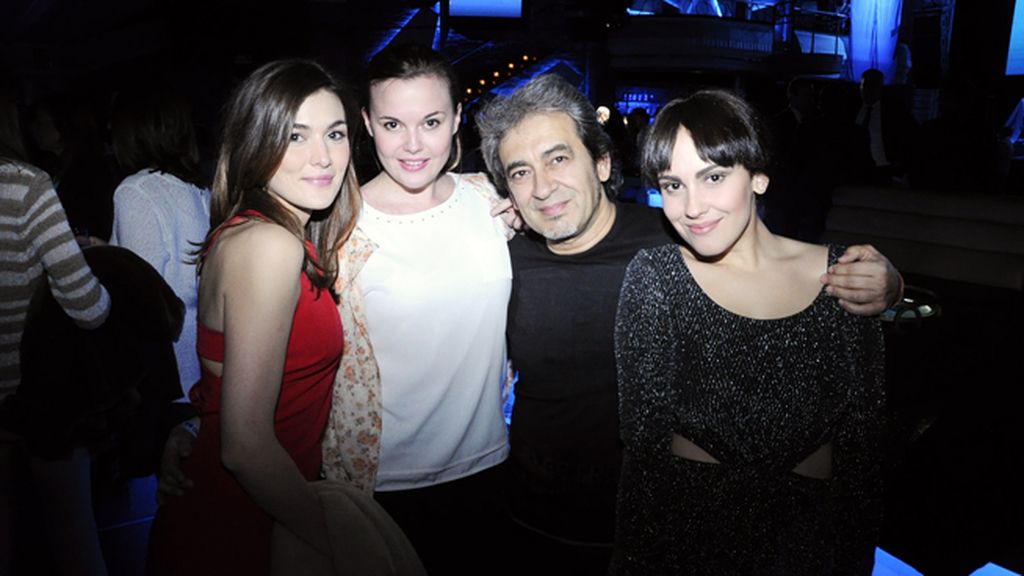 Marta Nieto y Clara Nieto junto a Alba García y su padre