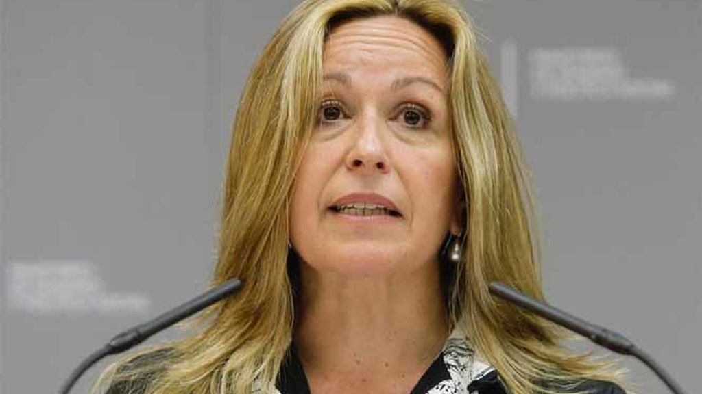 La ministra de Sanidad, Trinidad Jiménez, durante una conferencia para explicar la influencia del virus AH1N1, en Madrid