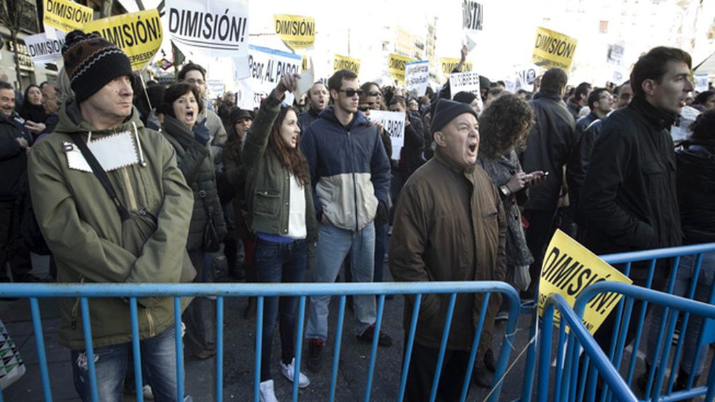 Multitud de personas en la sede del PP madrileño