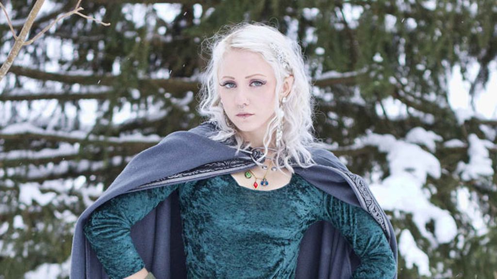 Se corta las orejas para parecer una Elfa