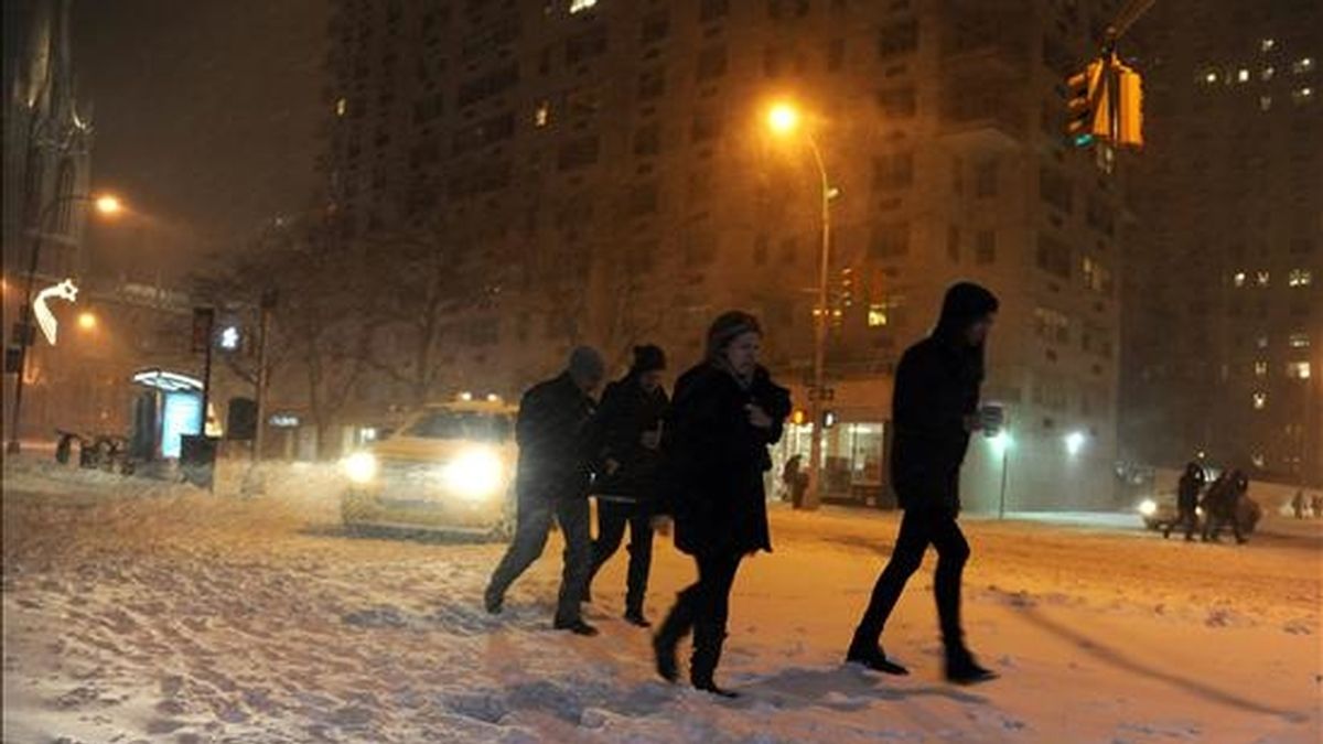 Peatones caminan sobre la nieve de las calles de la ciudad de Nueva York. EFE Peatones caminan sobre la nieve de las calles de la ciudad de Nueva York. EFE