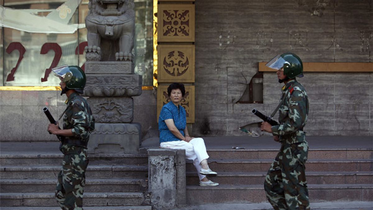 Policía china patrullando Urumqi