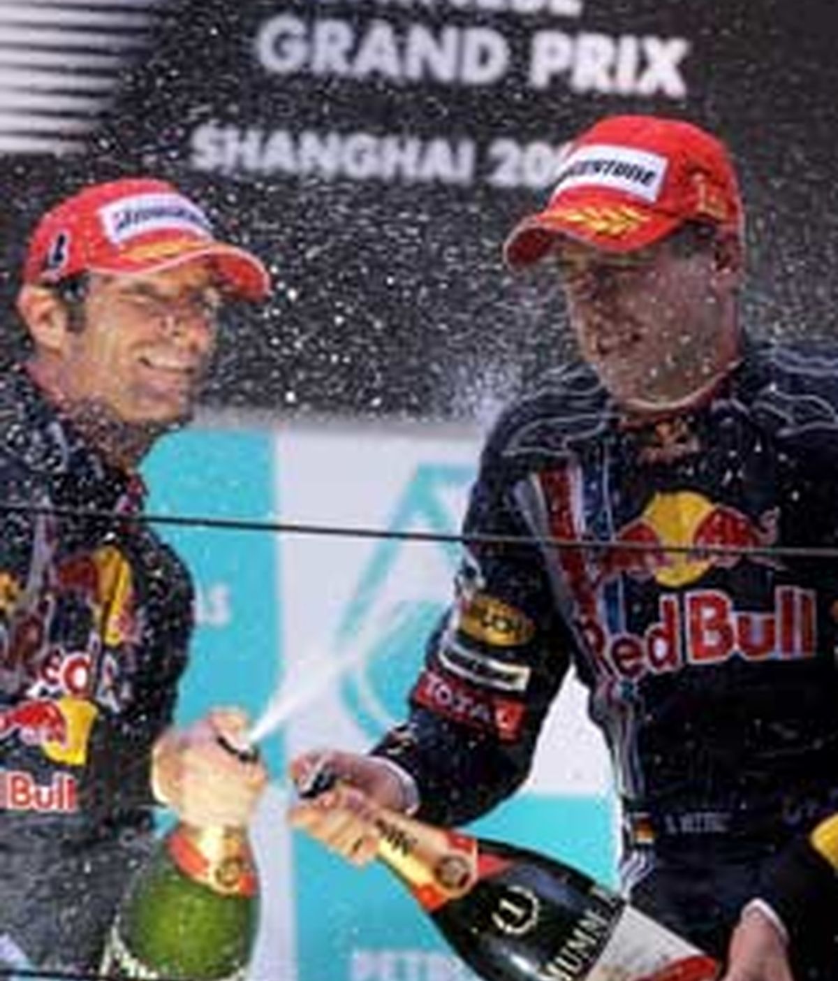 Vettel, primero, y Webber, segundo, celebrando el doblete de Red Bull. Foto: Efe