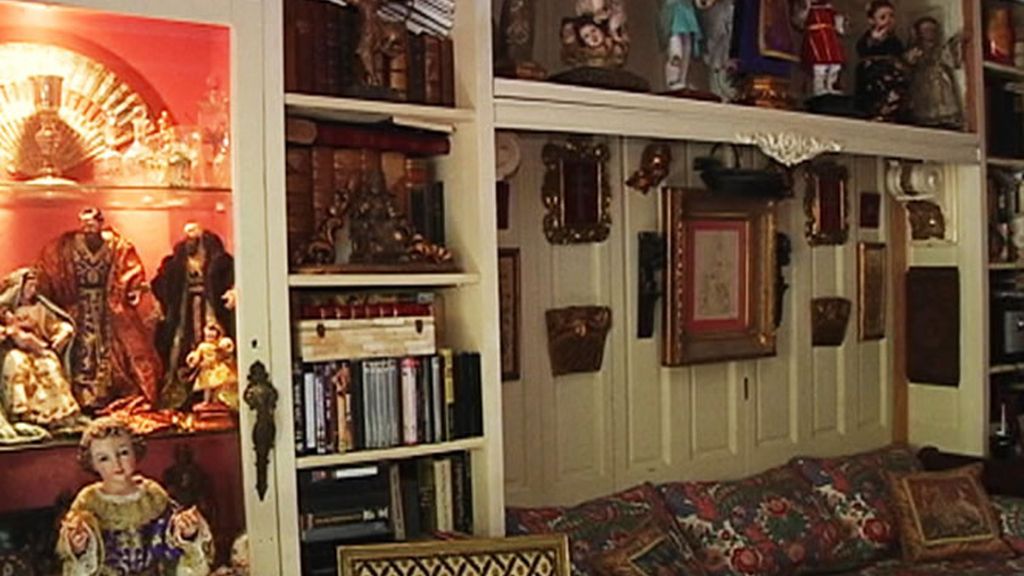 ...Y quien llena su casa de obras de arte de todo tipo