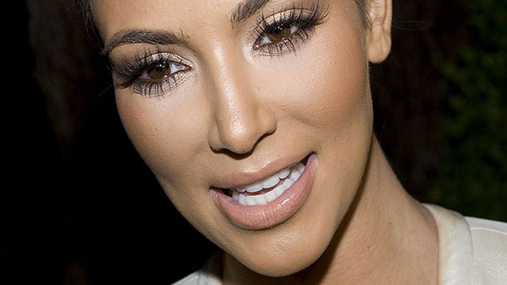 Kim Kardashian, más sexy que nunca con sus pestañas postizas