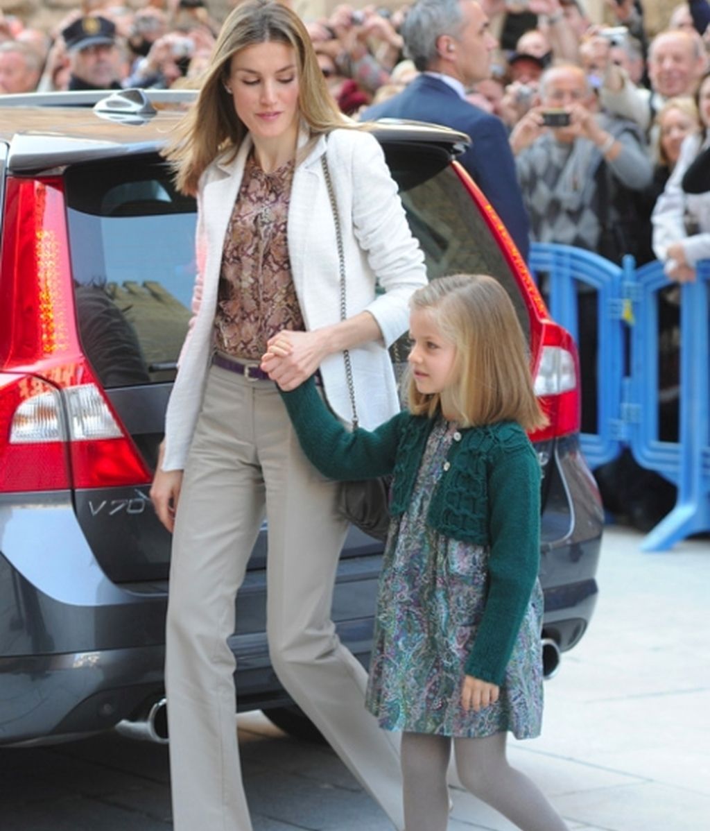 Letizia radiante y Cristina ausente en la misa de Pascua