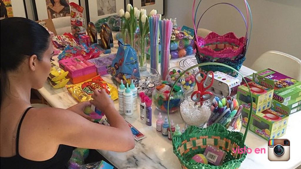 Kim Kardashian prepara ella misma cestas de colores