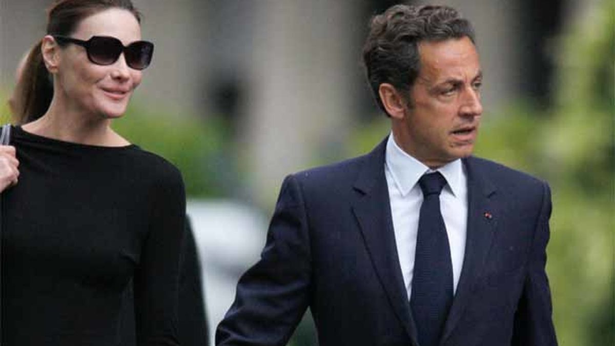 El presidente francés, Nicolás Sarkozy, junto a su esposa, Carla Bruni, mientras abandonana el Hospital de Val-de-Grace