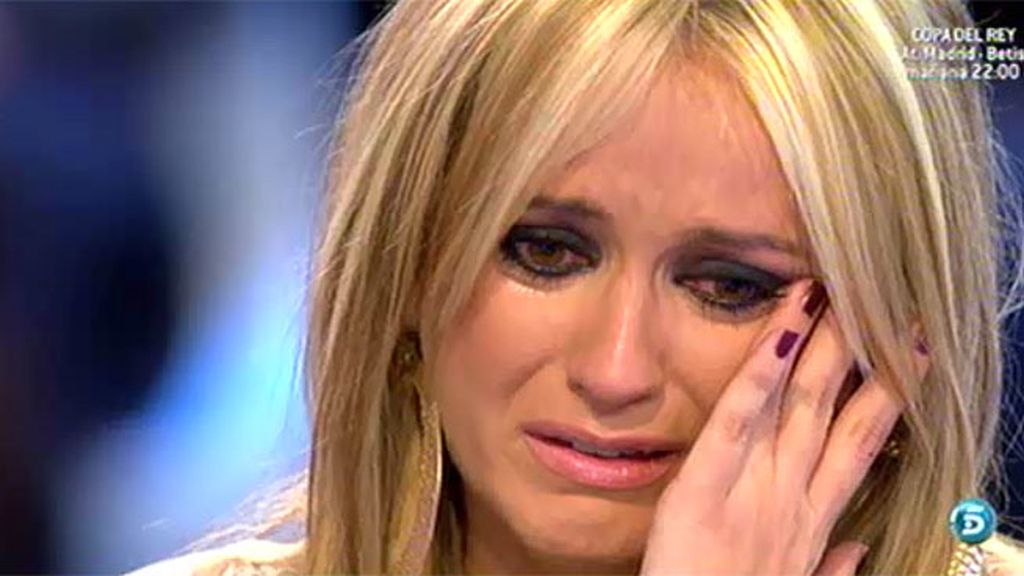 Verónica, la madre de José María, le ha entregado a La Húngara una camiseta con la foto de su hijo