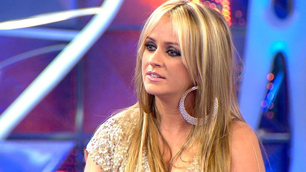 Verónica, la madre de José María, le ha entregado a La Húngara una camiseta con la foto de su hijo