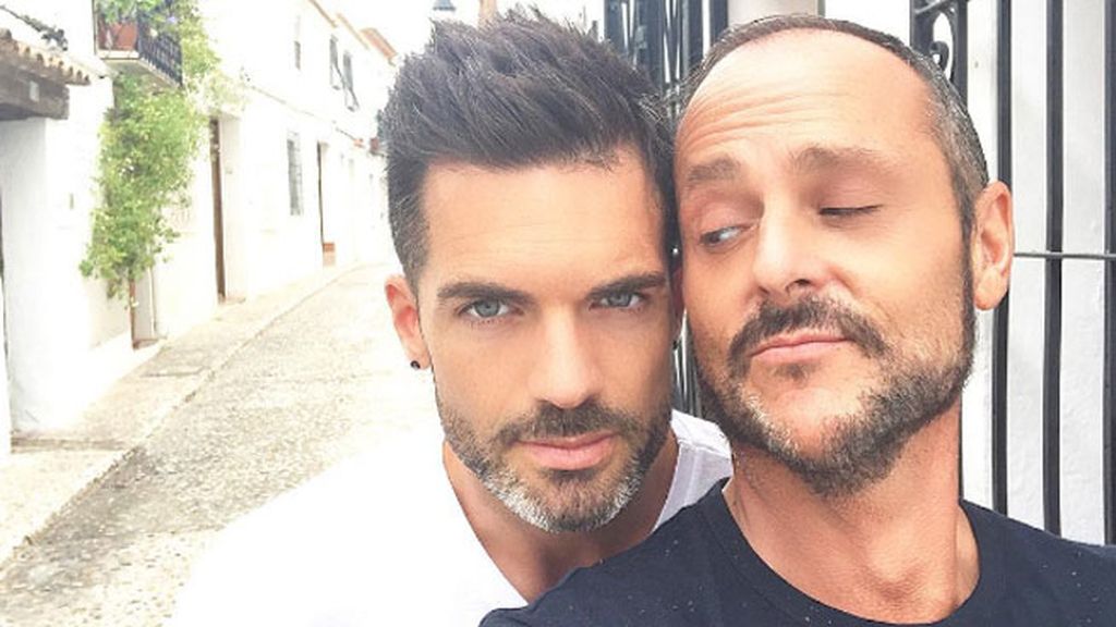 'No me mires así que no respondo' ha escrito Roger junto a la imagen