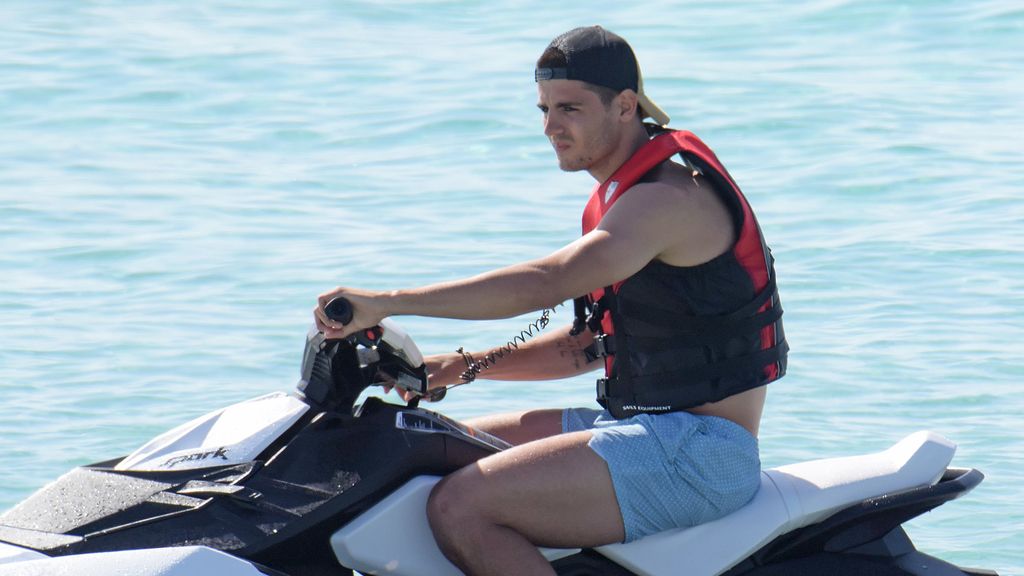 Morata, de vacaciones en Ibiza