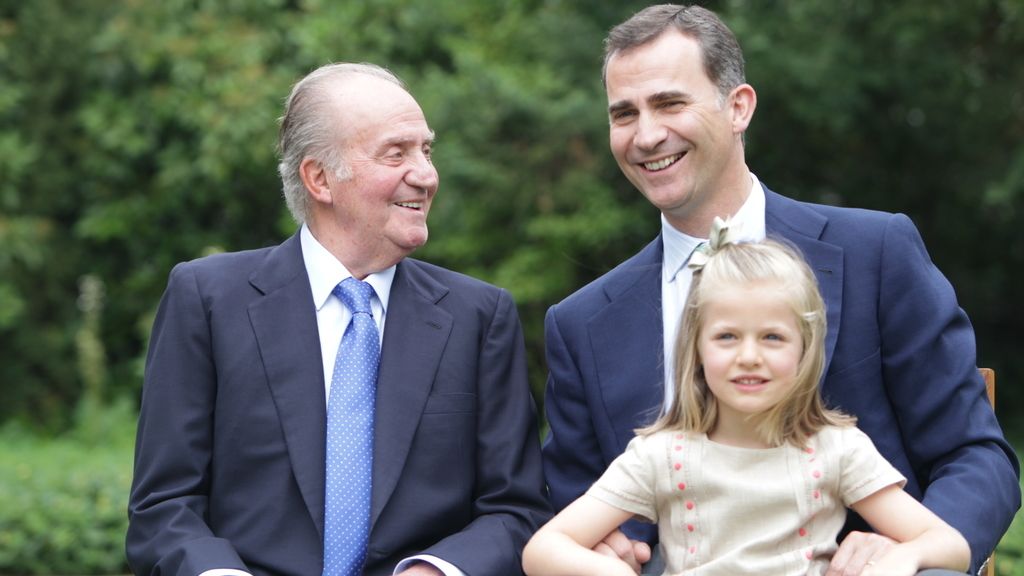 El rey junto al Príncipe Felipe y la Infanta Leonor