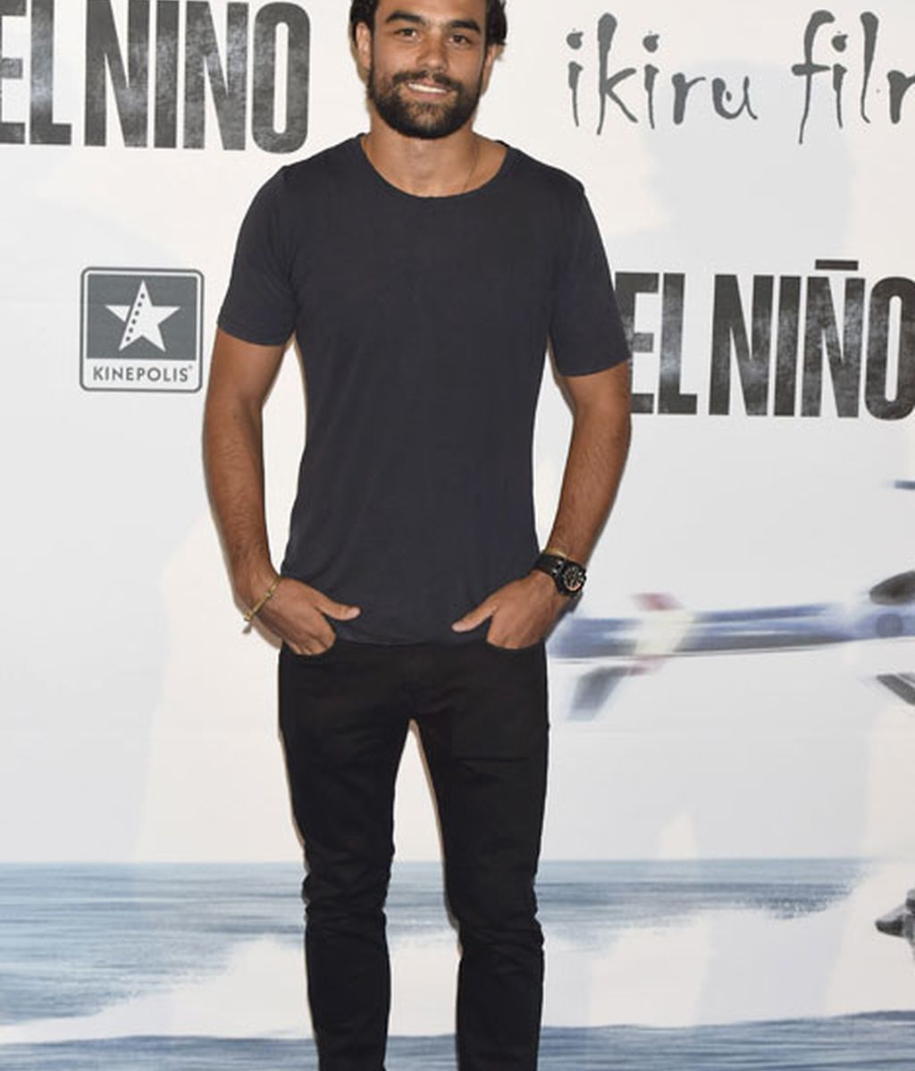 Diego Osorio acudió vestido de negro y con zapatillas