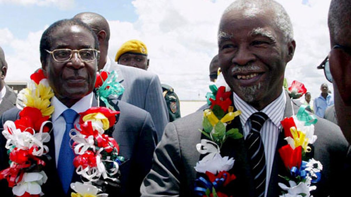 Robert Mugabe jura hoy su cargo que lo mantiene al frente de Zimbabue tras 28 años de Gobierno.