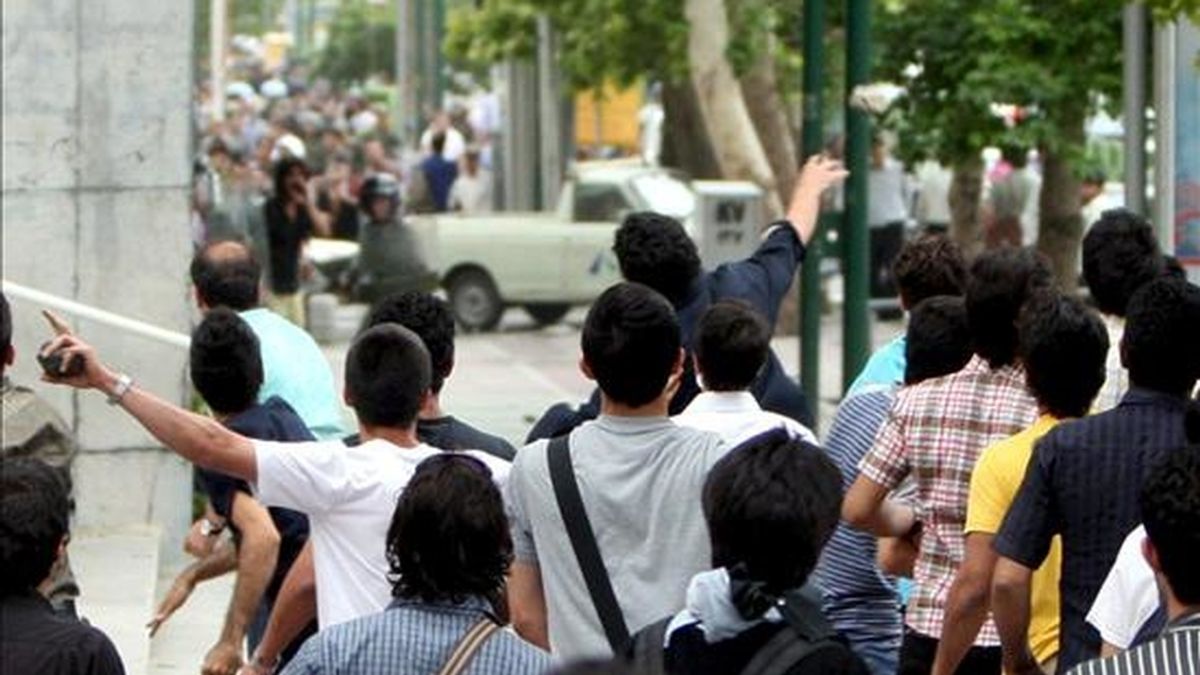 Varios manifestantes iraníes lanzan piedras a la policía durante los enfrentamientos que han llevado a cabo en las últimas horas, en las calles del norte de Teherán (Irán). Varios miles de partidarios del candidato reformista Mir Husein Musaví se manifiestan en el centro de Teherán para pedir la anulación de las elecciones presidenciales que dan la victoria al actual mandatario, el ultraconservador Mahmud Ahmadineyad. EFE