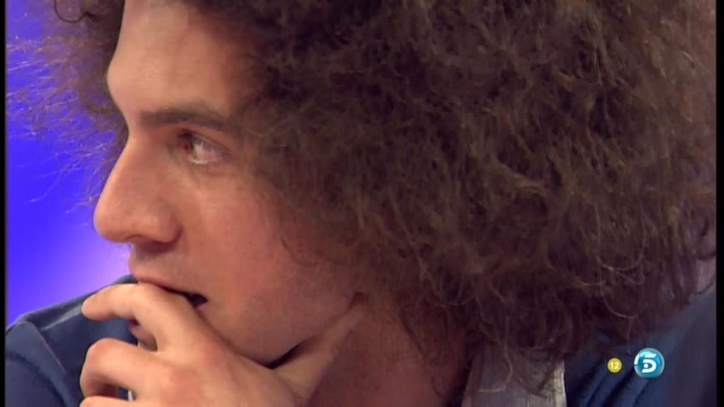 La presentadora desaloja el plató para quedarse sola con el 'pelocho'