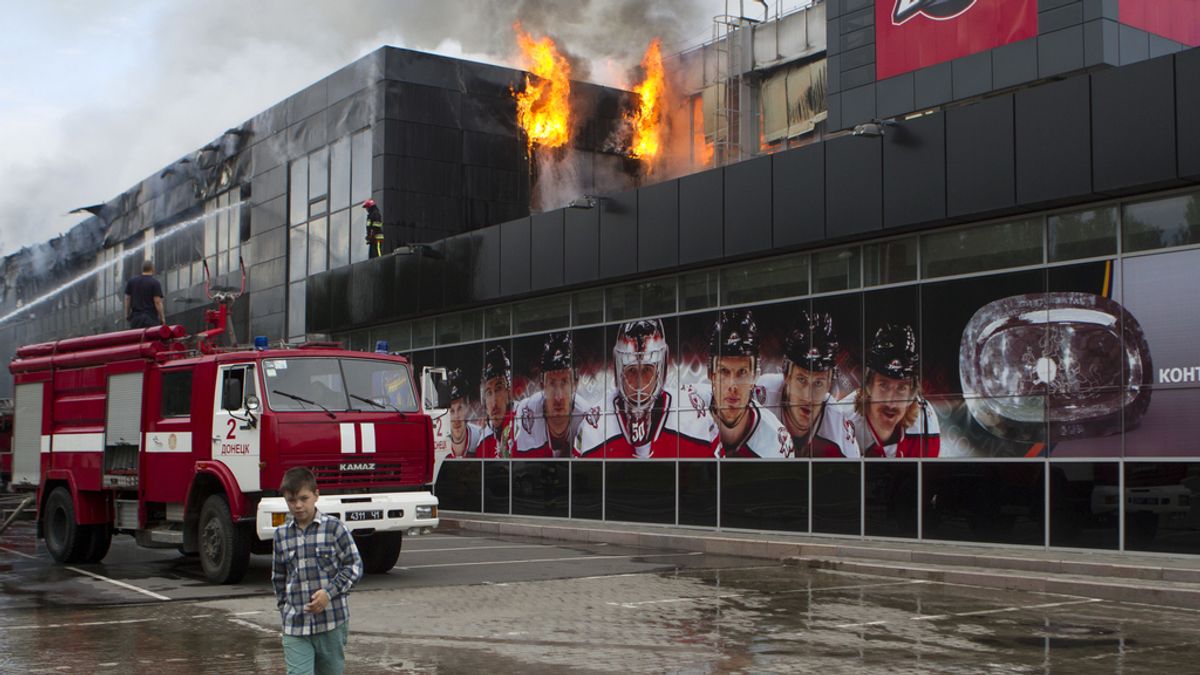 Los bomberos intentan extinguir un incendio en el aeropuerto de Donetsk