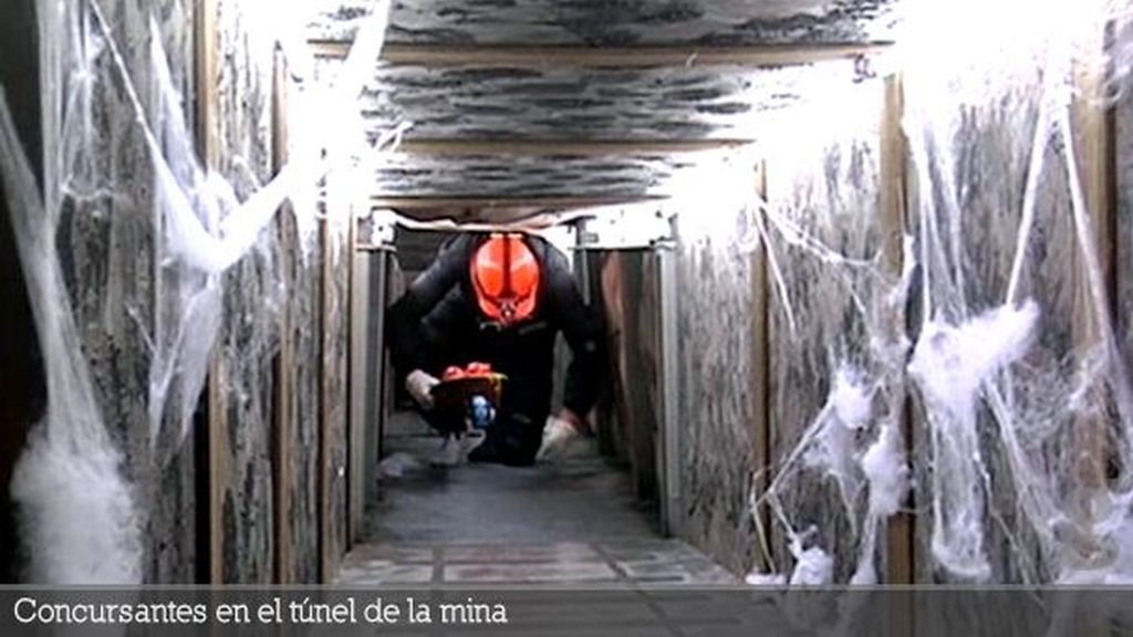 Concursantes en el túnel de la mina