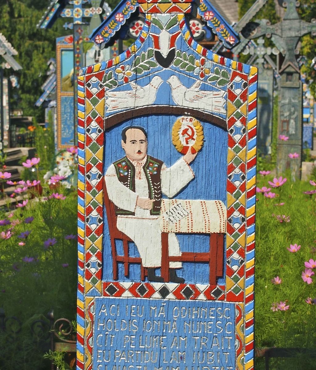 Así es el cementerio alegre de Sapantza, Rumanía