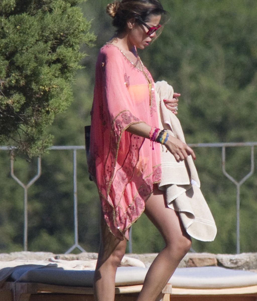 Aida Yespica, la novia de Özil, espera al futbolista en Cerdeña junto a su hijo