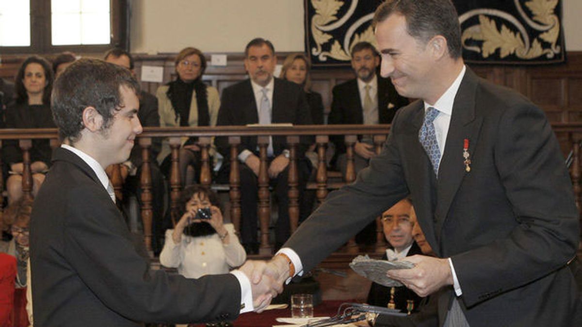 Octavio Ugarte, nieto de Nicanor Parra, recibe el Premio Cervantes en nombre de su abuelo