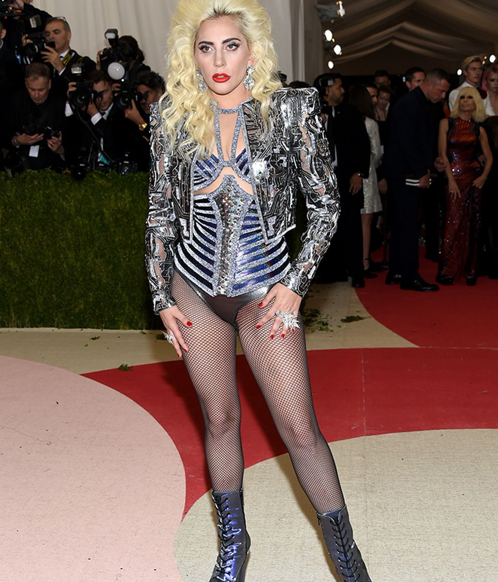 Lady Gaga vestida de Versace