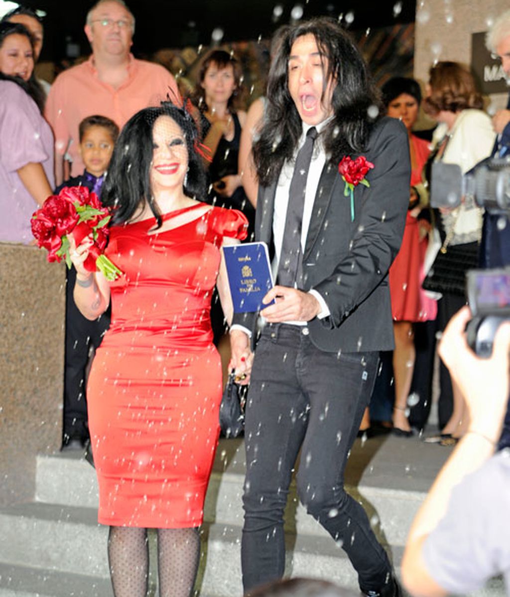Alaska y Mario Vaquerizo: de rojo y ceñida va la novia