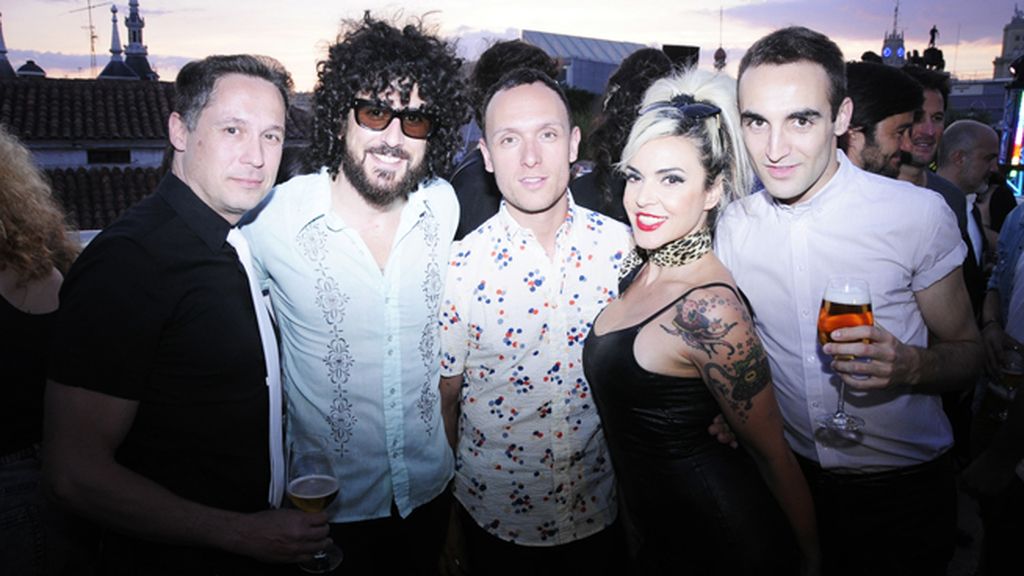 Silvia Superstar y su marido Edu posando con Israel Cotes, Gorka Postigo y Álvaro Gutiérrez