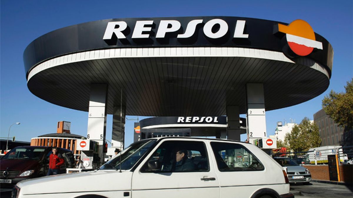 Un cohe repostando en un gasolinera de Repsol en Madrid