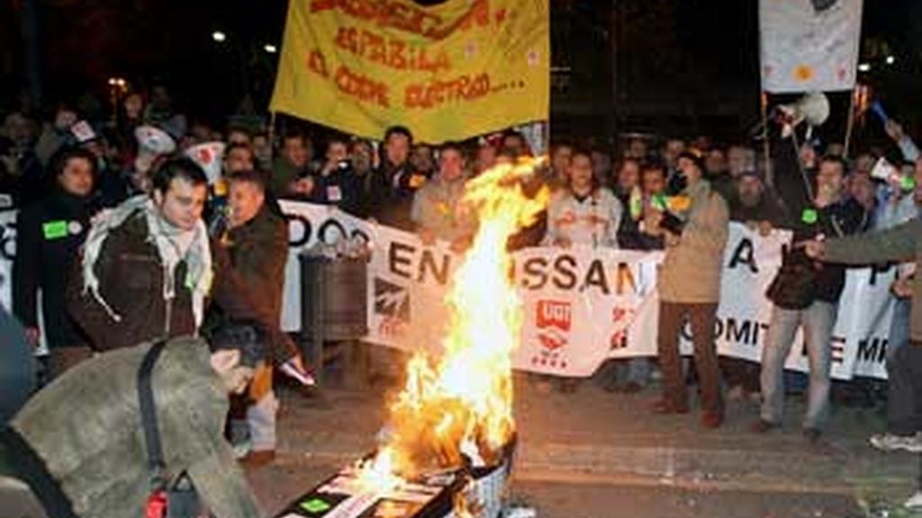 Trabajadores de la empresa Nissan Motor Iberica durante la manifestacion que han protagonizado por el centro de Barcelona. Foto: EFE. Trabajadores de la empresa Nissan Motor Iberica durante la manifestacion que han protagonizado por el centro de Barcelona. Foto: EFE.