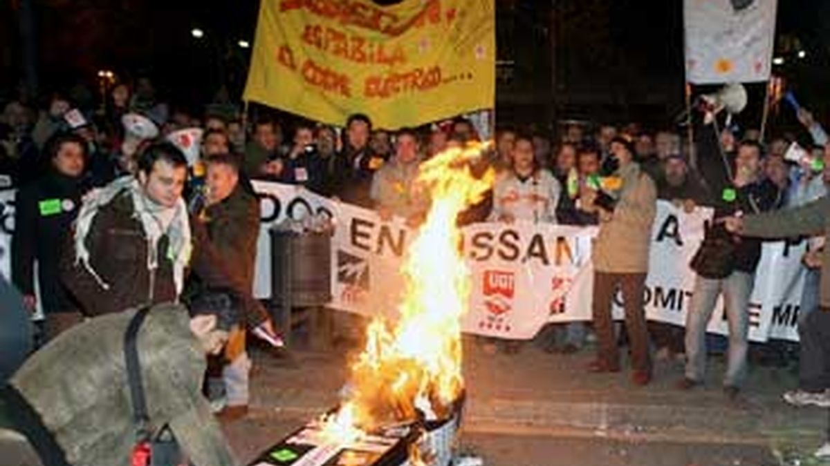 Trabajadores de la empresa Nissan Motor Iberica durante la manifestacion que han protagonizado por el centro de Barcelona. Foto: EFE.