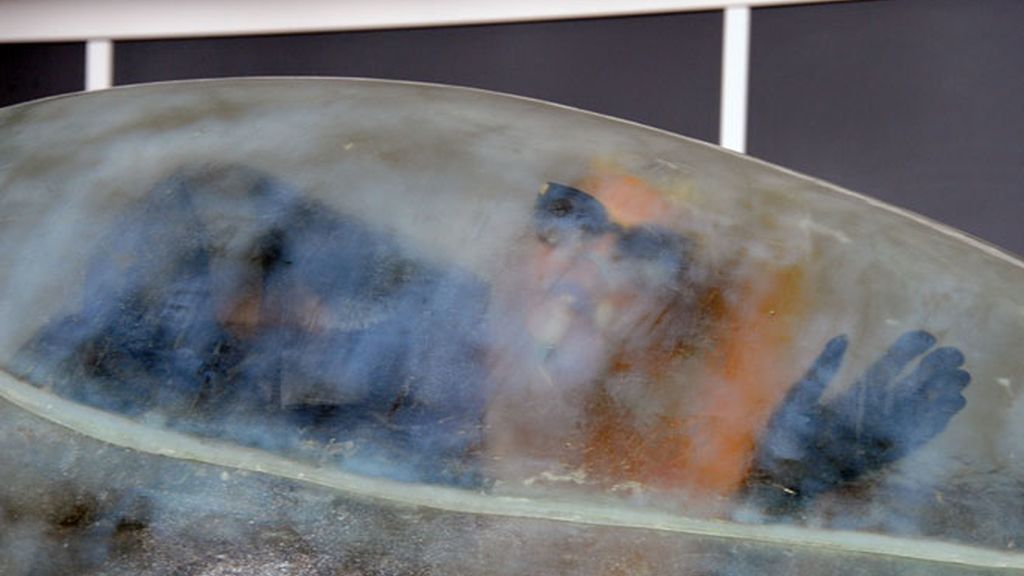 Lady Gaga aparece en los Grammy dentro de un huevo gigante