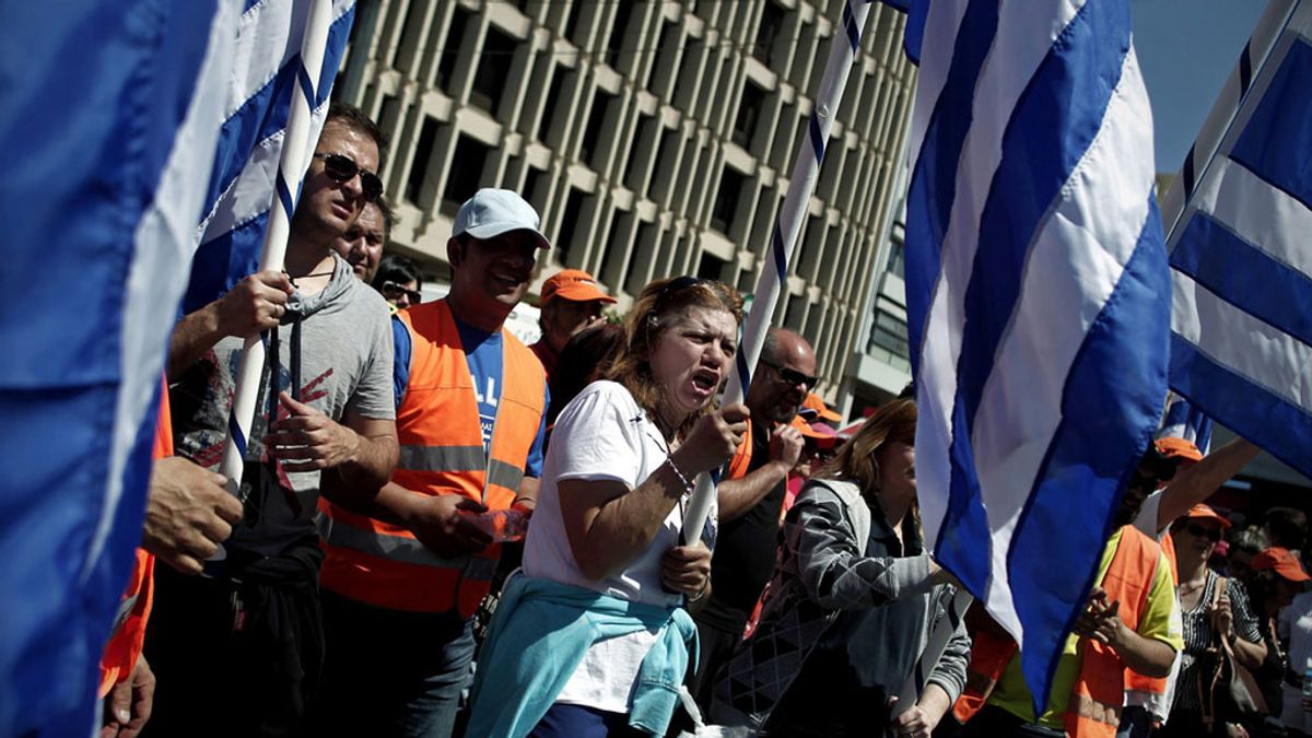 Protestas de los funcionarios por los nuevos recortes en Grecia