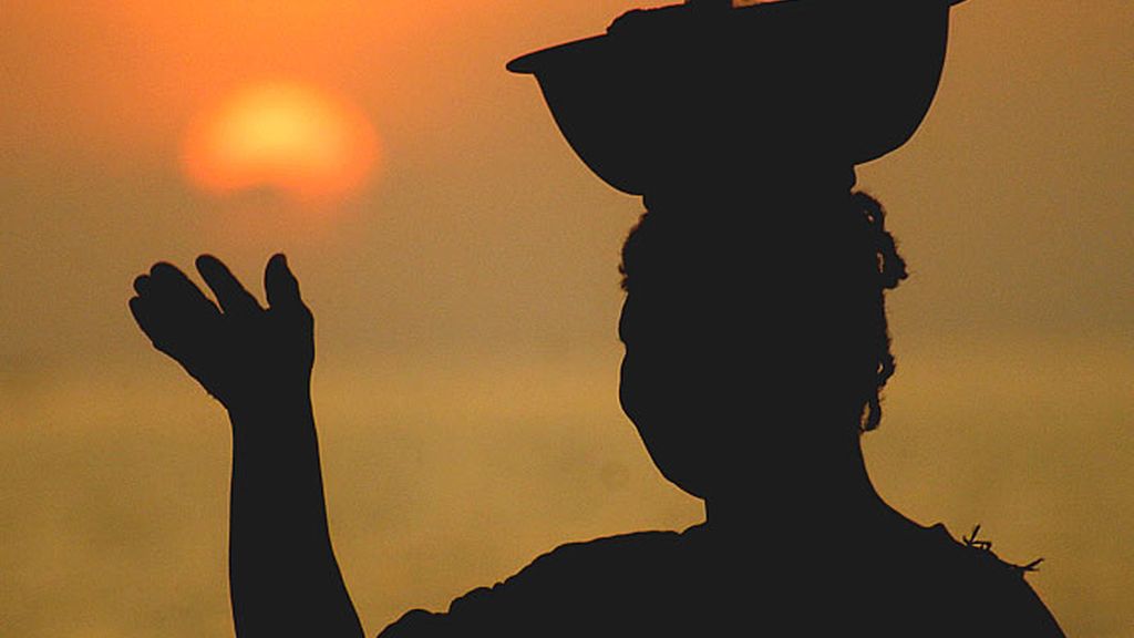 Una mujer vende fruta en la ciudad de Cartagena de Indias, Colombia