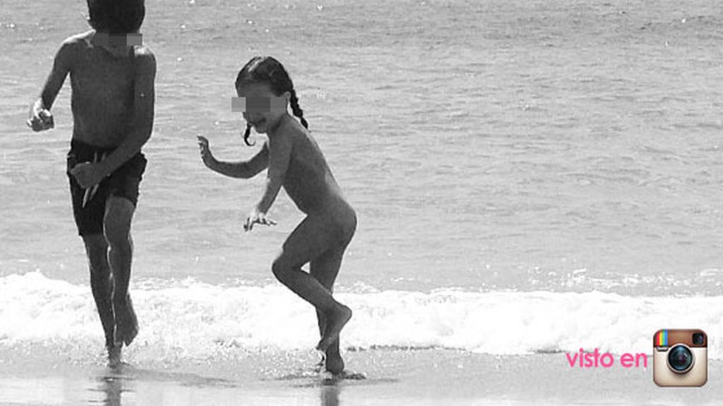 Los hijos de Nuria Roca bailan con el mar