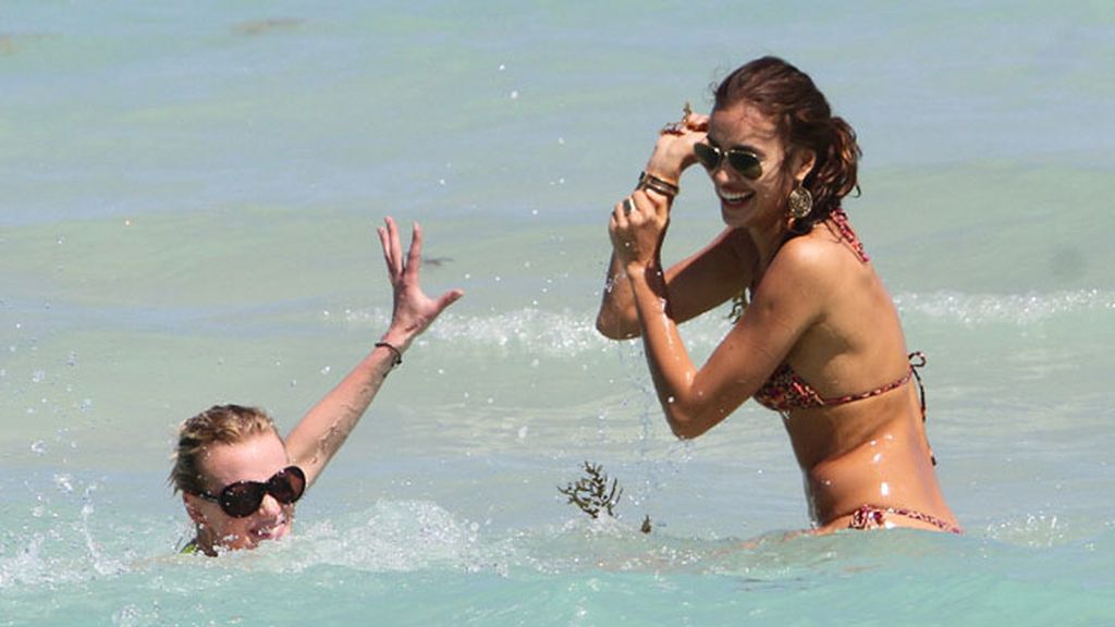 Irina Shayk; jueguecitos en la playa con la modelo Anne Vyalitsyna