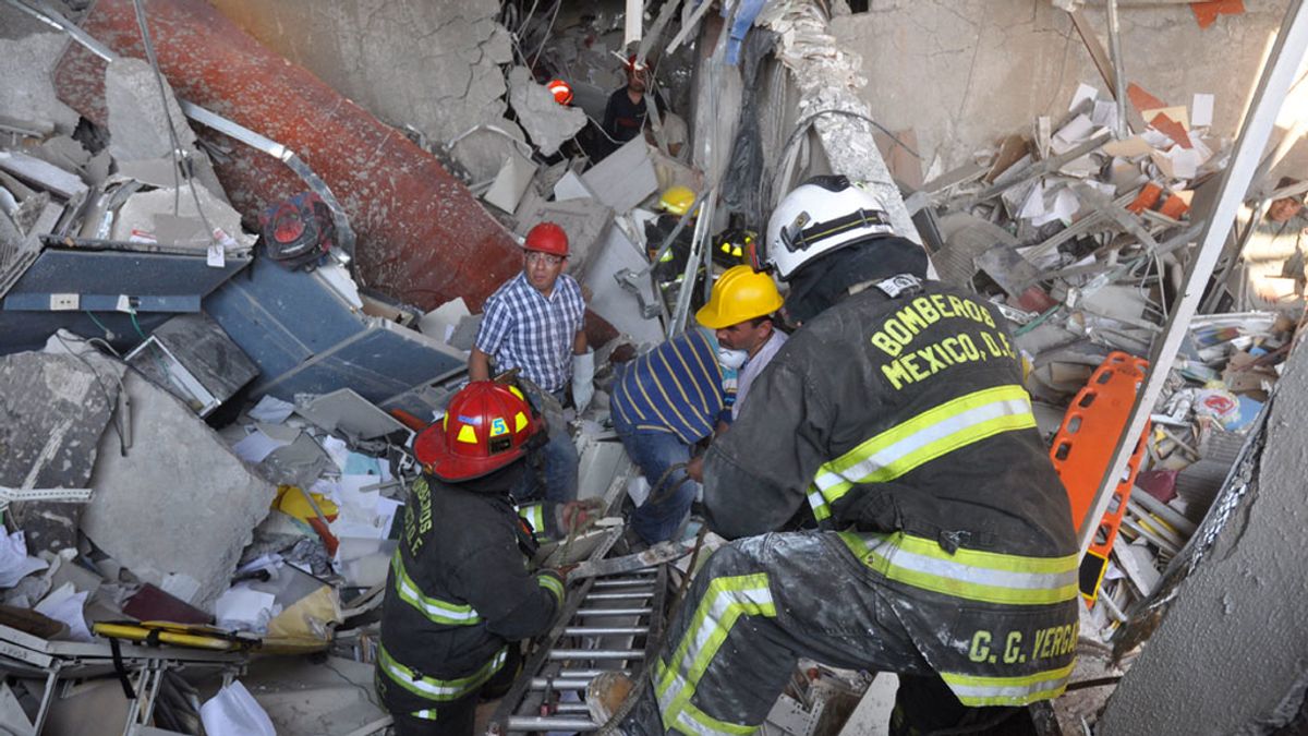 Los servicios de emergencias buscan supervivientes entre los escombros en el edificio de Pemex en México
