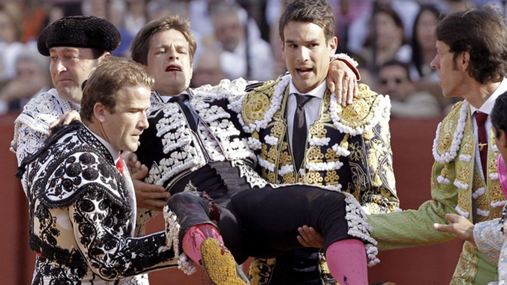 Fue cogido de lleno por su primer toro de la tarde