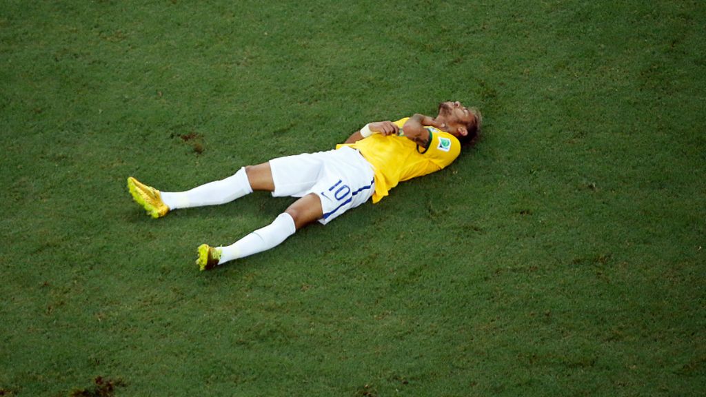 El '10' de Brasil acabó siendo retirado por lesión