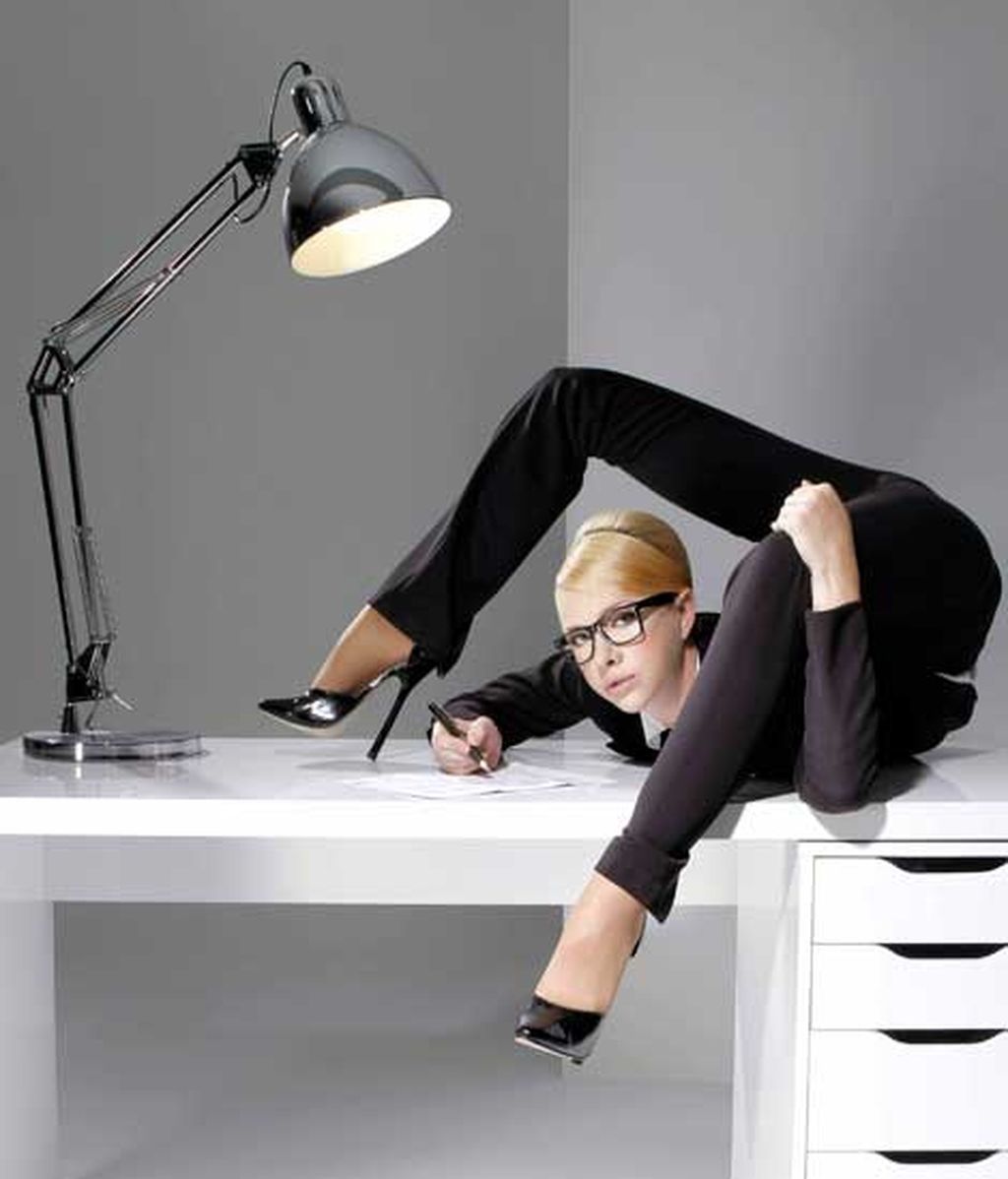 Una contorsionista en la oficina
