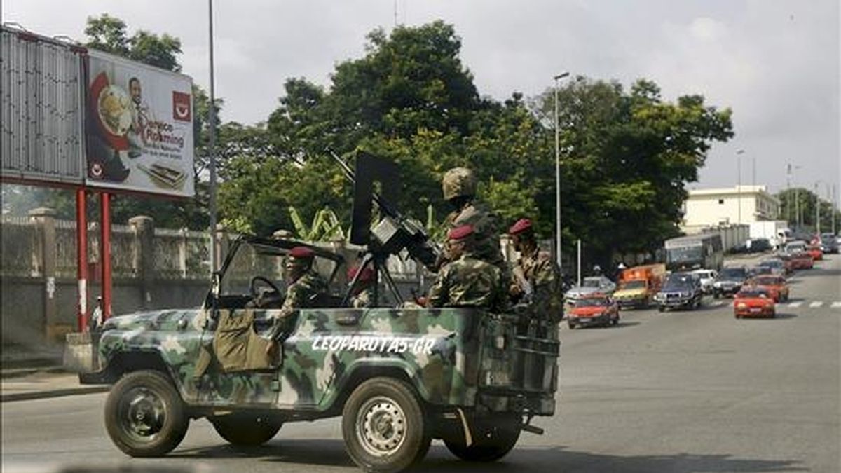 Tropas lealea al presidente Laurent Gbagbo patrullan una calle de Abiyán, Costa de Marfil, el pasado 23 de diciembre. EFE